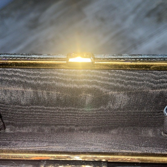 CHANEL interlocking kiss lock CC logo leather quilted wallet - Picture 17 of 17